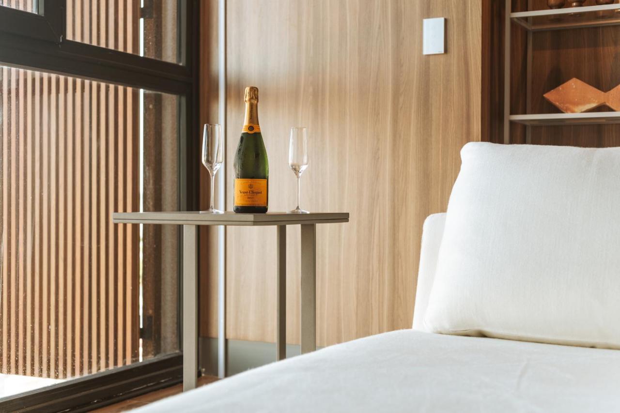 Ba'Ra Hotel João Pessoa Zewnętrze zdjęcie A bottle of Veuve Clicquot