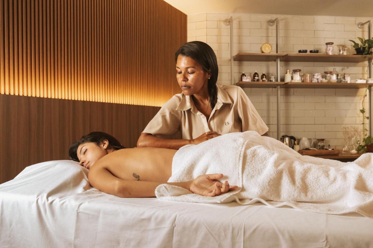 Ba'Ra Hotel João Pessoa Zewnętrze zdjęcie A massage therapist treating a patient
